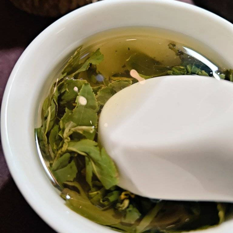 梨山春茶茶湯金黃通亮 花香蜂蜜感 台灣高山茶