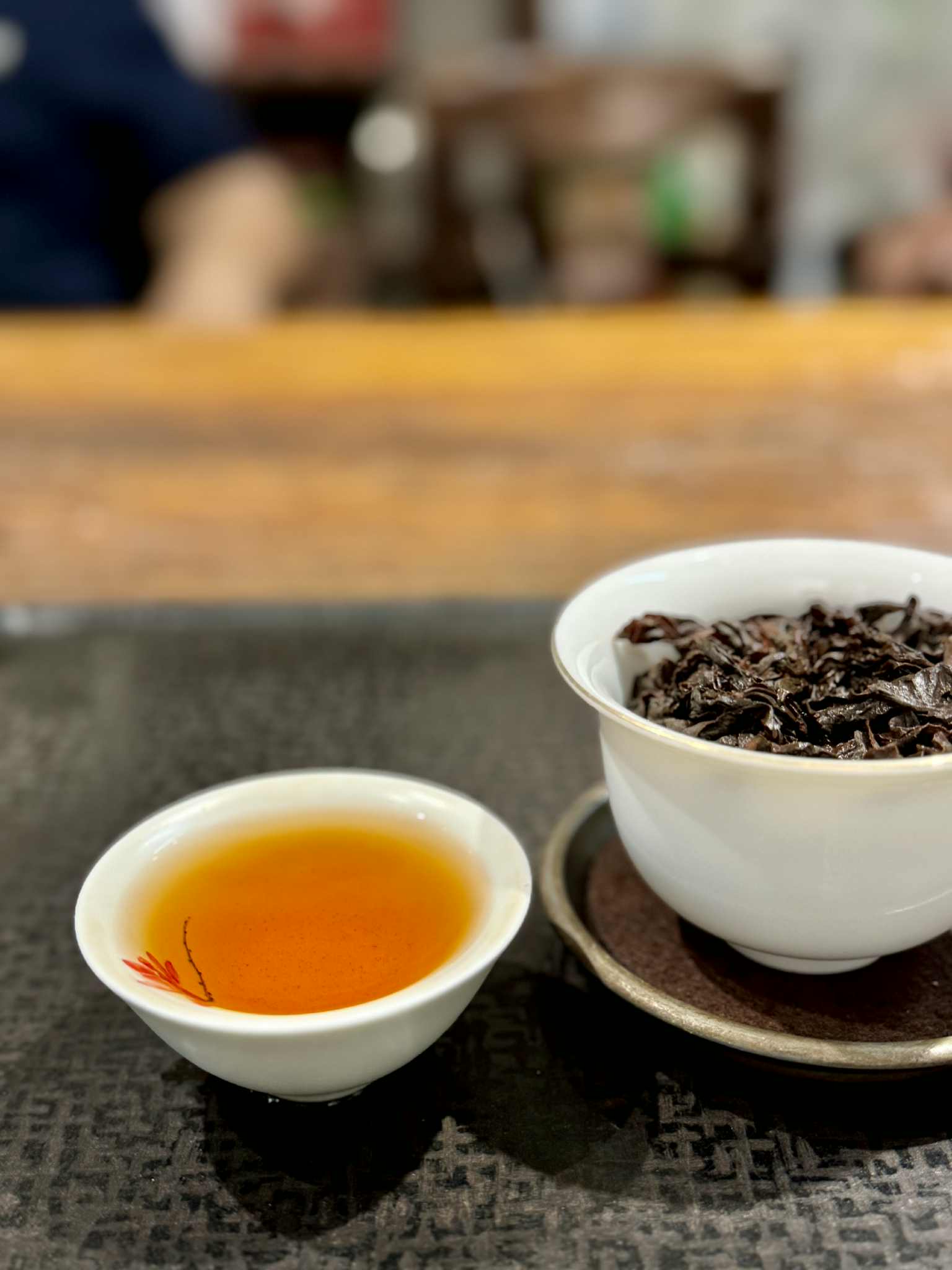 碳焙紅烏龍茶湯 琥珀深紅色澤